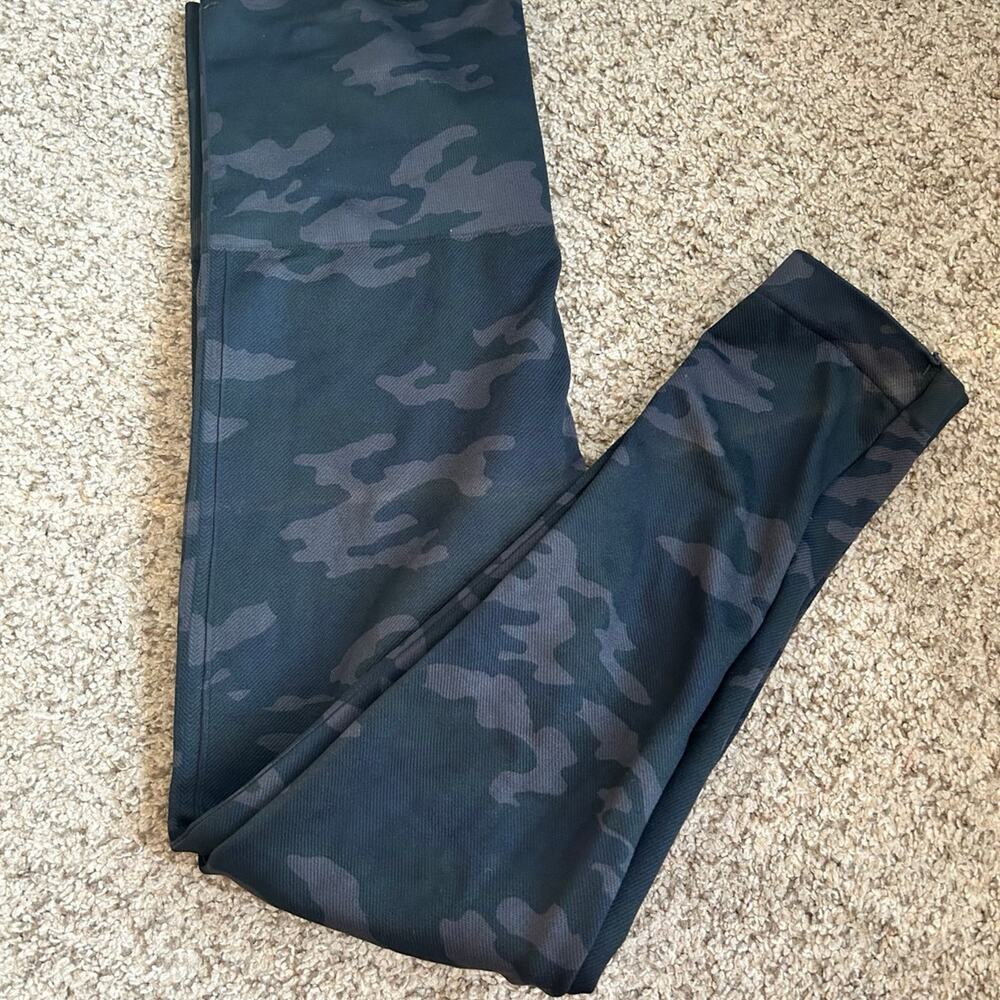 Spanx Size Medium Camo Leggings